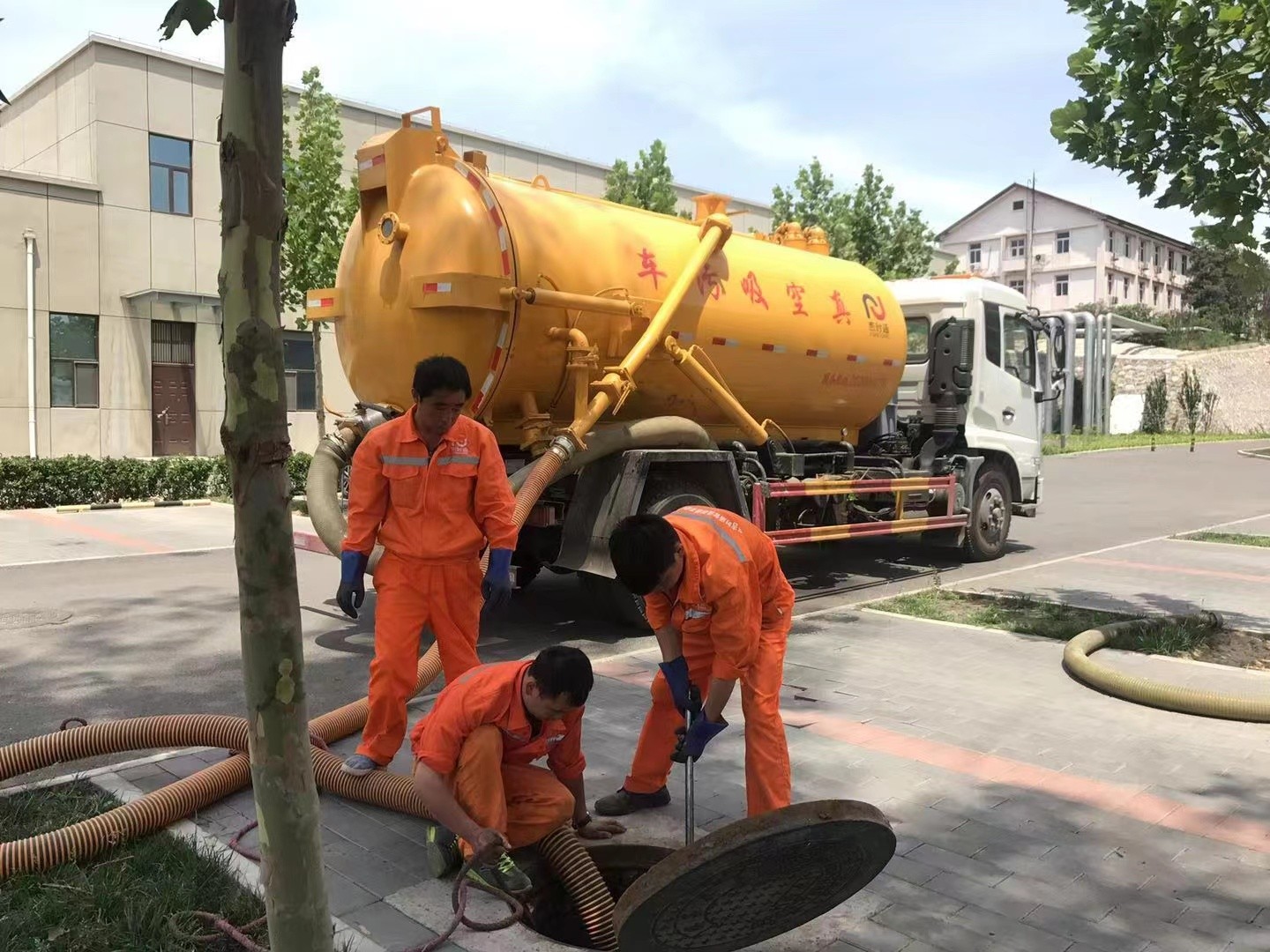 赵西垸林场管道疏通车停在窨井附近