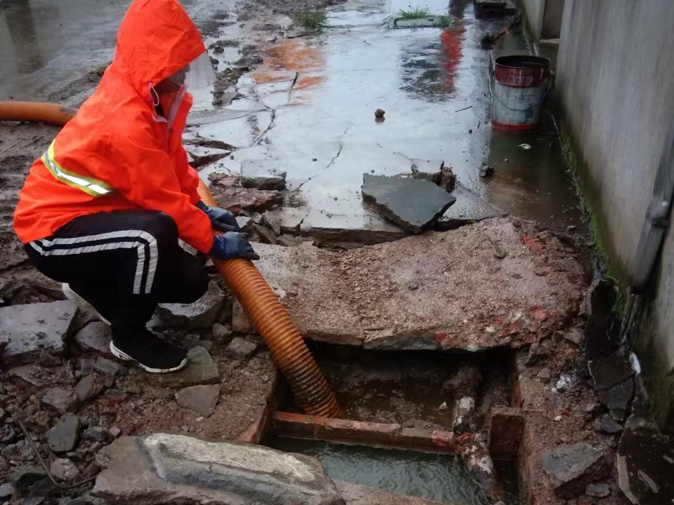 赵西垸林场专业清理污水池 炜誉市政以规范流程守护城市 “肠道”